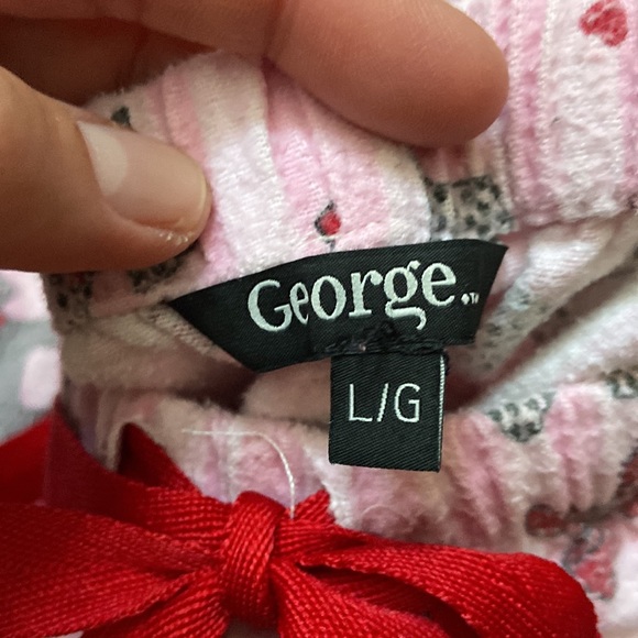 George Holiday pj set in size L - Picture 4 of 11